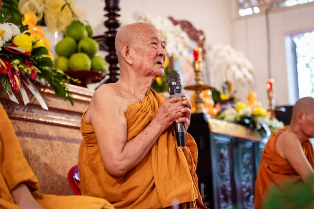 Trưởng lão Hòa thượng Thích Giác Giới ban đạo từ chứng minh Trưởng lão Hòa thượng Thích Giác Giới ban đạo từ chứng minh