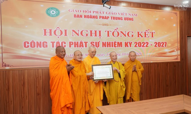 Trao Bằng tuyên dương công đức đến tập thể Ban Hoằng pháp Trung ương