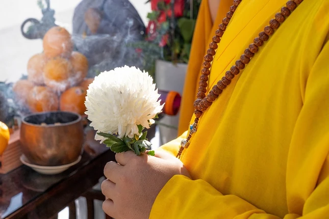 Chư Tăng cầm hoa trắng tiễn đưa