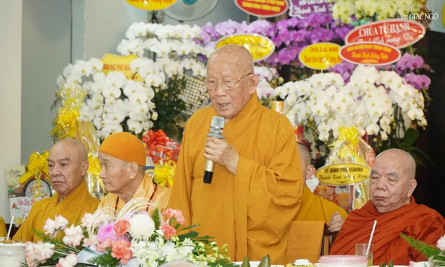Trưởng lão Hòa thượng Thích Như Niệm ban đạo từ chứng minh