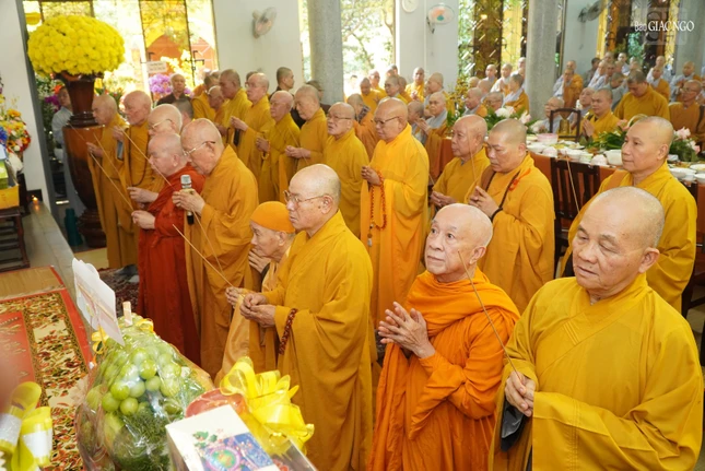 Chư tôn giáo phẩm dâng hương tưởng niệm Trưởng lão Hòa thượng Thích Định Quang