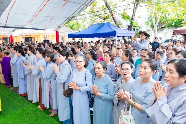 Phật tử tham dự lễ Phật tử tham dự lễ