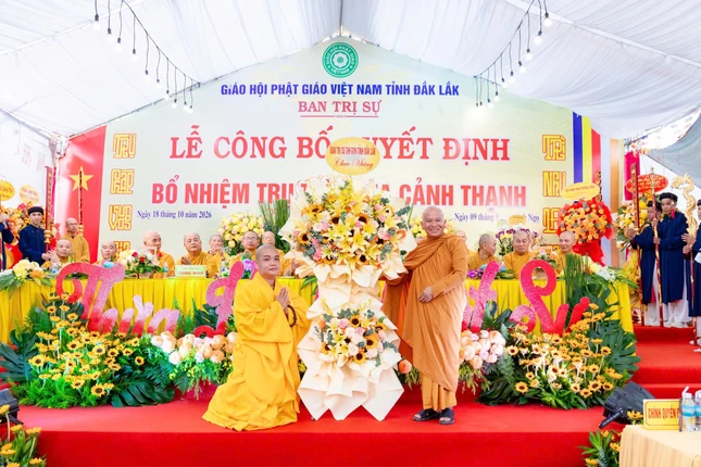 Thượng tọa Thích Giác Phổ, Phó Thường trực Ban Trị sự tỉnh trao lẵng hoa chúc mừng Thượng tọa Thích Giác Phổ, Phó Thường trực Ban Trị sự tỉnh trao lẵng hoa chúc mừng