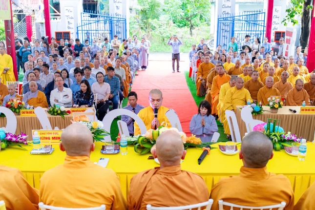 Đại đức tân trụ trì dâng lời phát nguyện Đại đức tân trụ trì dâng lời phát nguyện
