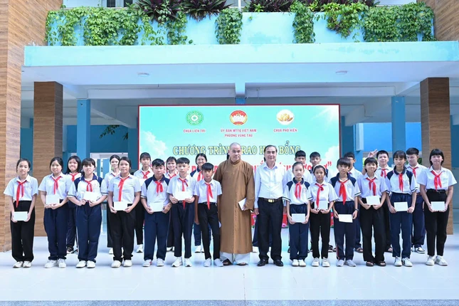 100 suất học bổng, mỗi suất trị giá 1 triệu đồng được trao đến các em Trường THCS Thắng Nhì 100 suất học bổng, mỗi suất trị giá 1 triệu đồng được trao đến các em Trường THCS Thắng Nhì