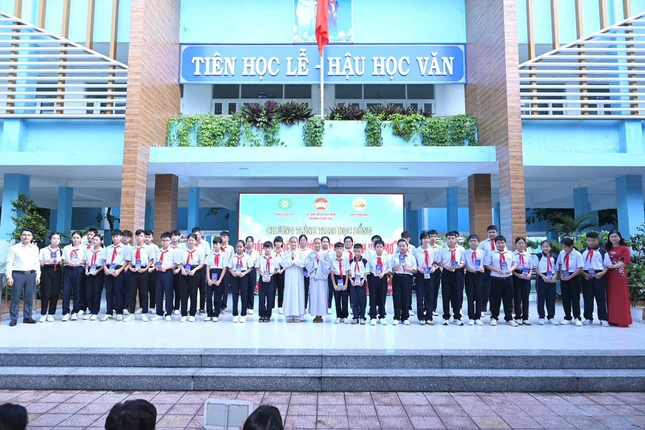 100 suất học bổng, mỗi suất trị giá 1 triệu đồng được trao đến các em Trường THCS Thắng Nhì 100 suất học bổng, mỗi suất trị giá 1 triệu đồng được trao đến các em Trường THCS Thắng Nhì