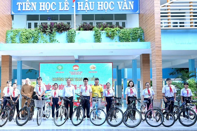 Tặng xe đạp đến các em học sinh Tặng xe đạp đến các em học sinh