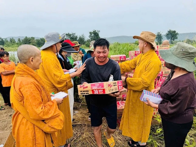 Chư tôn đức trao quà đến người dân Chư tôn đức trao quà đến người dân