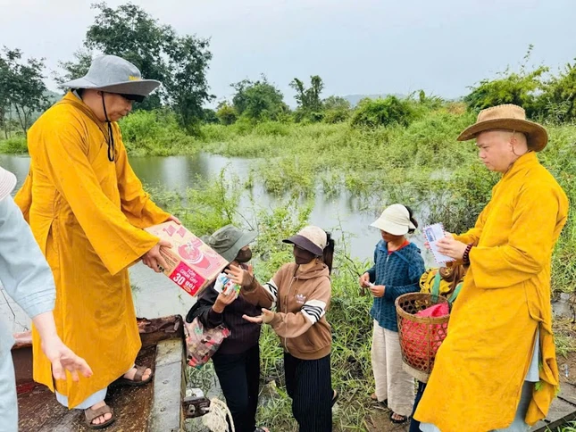 Chư tôn đức trao quà đến người dân Chư tôn đức trao quà đến người dân
