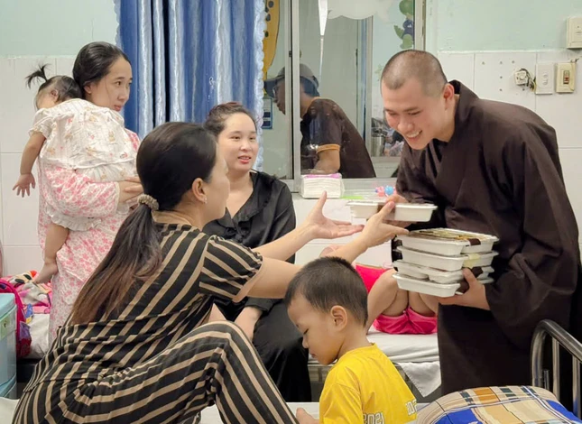 Trao hộp cơm đến các bệnh nhân và thân nhân Trao hộp cơm đến các bệnh nhân và thân nhân