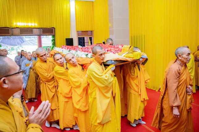 Cung thỉnh nhục thân Trưởng lão Hòa thượng Thích Đồng Tiến nhập kim quan Cung thỉnh nhục thân Trưởng lão Hòa thượng Thích Đồng Tiến nhập kim quan
