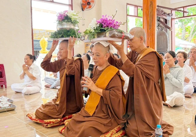 Tác bạch dâng y
