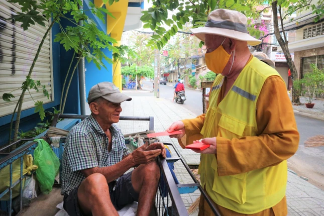 Nụ cười hạnh phúc của người lao động nghèo khi được nhận lì-xì bất ngờ vào ngày cuối năm
