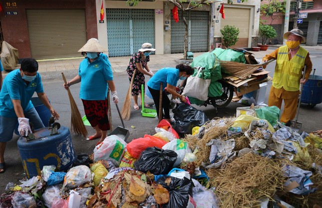 Chùa Liên Hoa xuống đường, quét dọng vệ sinh môi trường trước thời khắc giao thừa, đón Tết Chùa Liên Hoa xuống đường, quét dọng vệ sinh môi trường trước thời khắc giao thừa, đón Tết