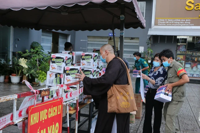 Gian hàng 0 đồng tại khu cách ly quận Tân Phú Gian hàng 0 đồng tại khu cách ly quận Tân Phú