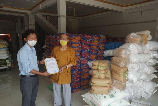 Thượng tọa Thích Thiện Nghĩa, Trưởng ban Trị sự Phật giáo quận 6 trao quà cho đại diện Ủy ban MTTQVN quận 6