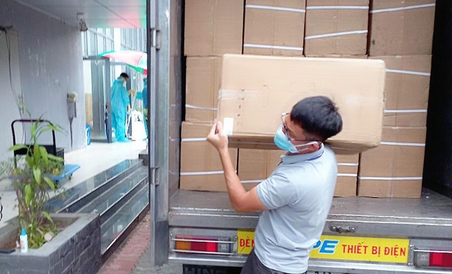 Anh Vũ khuân vác hàng hóa được đưa đến bệnh viện dã chiến