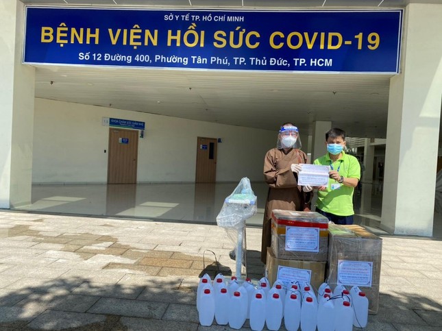 Đại đức Thích Hạnh Văn trao trang thiết bị y tế tại Bệnh viện Hồi sức Covid-19, TP.Thủ Đức Đại đức Thích Hạnh Văn trao trang thiết bị y tế tại Bệnh viện Hồi sức Covid-19, TP.Thủ Đức