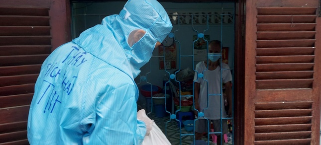 Các hộ gia đình neo đơn, bệnh nền nhiều và lớn tuổi. Chưa bao giờ thầy khước từ khi họ điện thoại xin giúp đỡ...