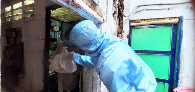 Những hộ khó khăn, dù trong hẻm sâu, khi đã hứa sẽ tặng quà, quà luôn đến đúng hẹn