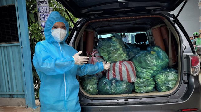 Đại đức Thích Pháp Tịnh mua rau với giá ưu đãi về tặng cho người dân khó khăn trong thời gian Sài Gòn giãn cách xã hội