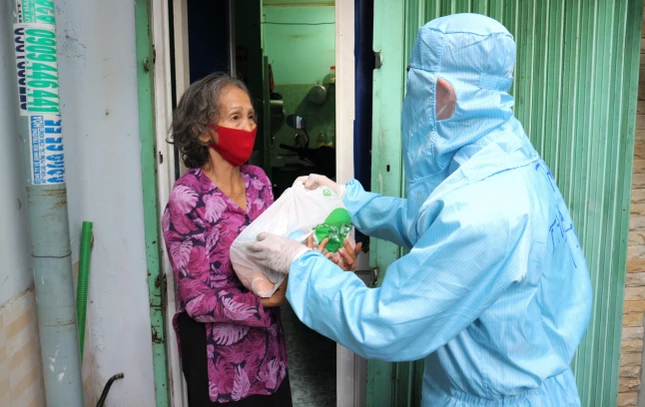 Một hoàn cảnh khó khăn, khi nhận được quà của thầy Pháp Tịnh đã rưng rưng vì không nghĩ mình được thầy đến tận nhà trao quà tận tay và động viên, an ủi