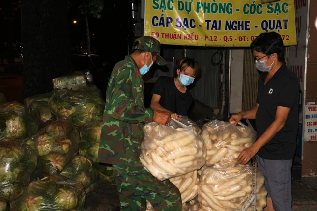 Rau, củ từ lồng lề đường đưa về trong khuôn viên chùa Giác Tâm tập kết