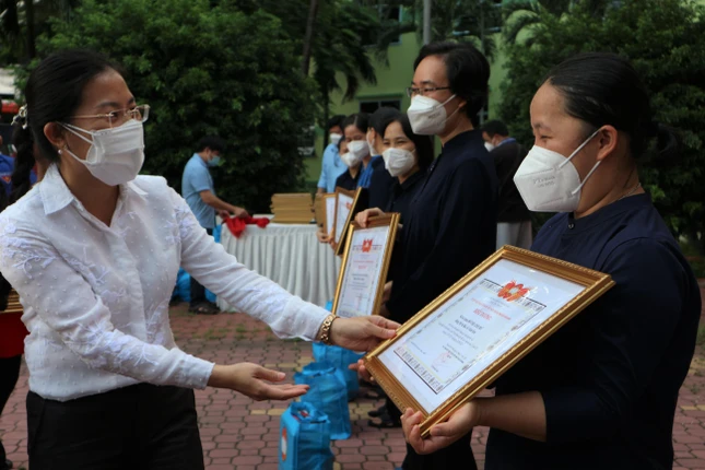 Bà Phan Kiều Thanh Hương trao bằng khen, cảm ơn sự đóng góp của tình nguyện viên các tôn giáo chung tay cùng tuyến đầu chống dịch