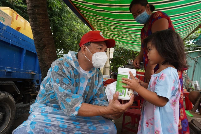 Tiếp nối yêu thương gửi đến em. Ảnh: Như Danh - Báo Giác Ngộ