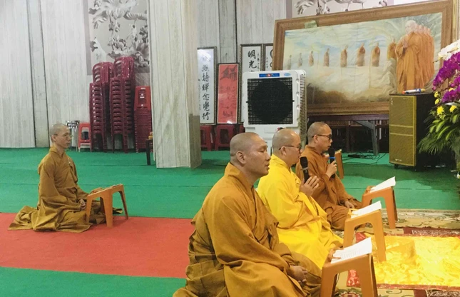 Chư huynh đệ tại tu viện Huệ Quang tụng kinh Di giáo tưởng niệm Hòa thượng ân sư