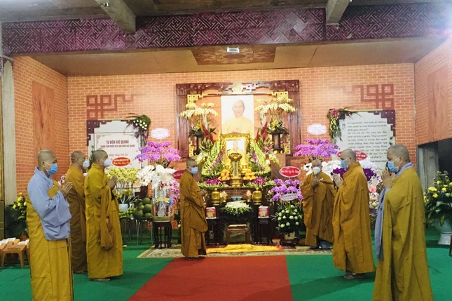 Hòa thượng Thích Thiện Hòa, Trưởng ban Trị sự GHPGVN quận Tân Phú phát biểu sách tấn môn đồ tứ chúng tại tu viện Huệ Quang