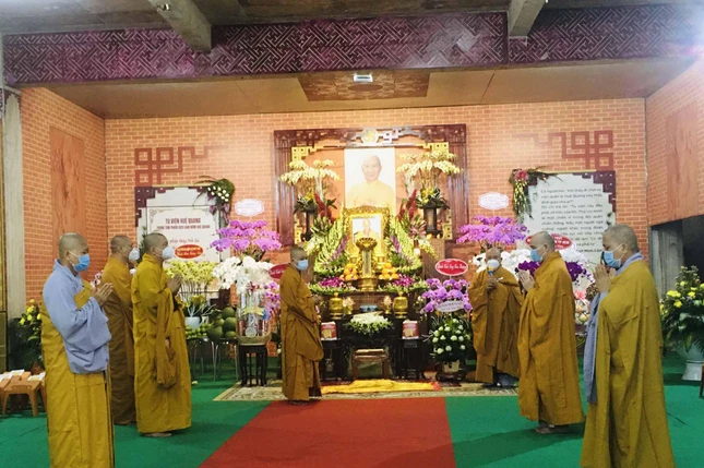 Hòa thượng Thích Thiện Hòa, Trưởng ban Trị sự GHPGVN quận Tân Phú phát biểu sách tấn môn đồ tứ chúng tại tu viện Huệ Quang