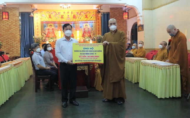 Ủy ban MTTQVN quận 5 tiếp nhận 50 triệu đồng để chia sẻ với người dân bị ảnh hưởng bởi dịch Covid-19