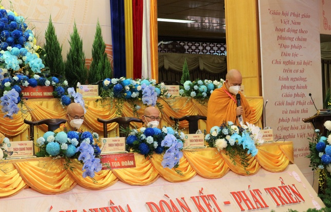 Thượng tọa Thích Giác Nhuận thay mặt Tiểu ban nhân sự trình danh sách nhân sự dự kiến