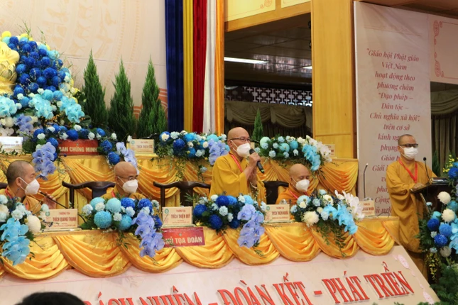 Thượng tọa Thích Thiện Nghĩa phát biểu khai mạc và lấy ý kiến biểu quyết Thượng tọa Thích Thiện Nghĩa phát biểu khai mạc và lấy ý kiến biểu quyết