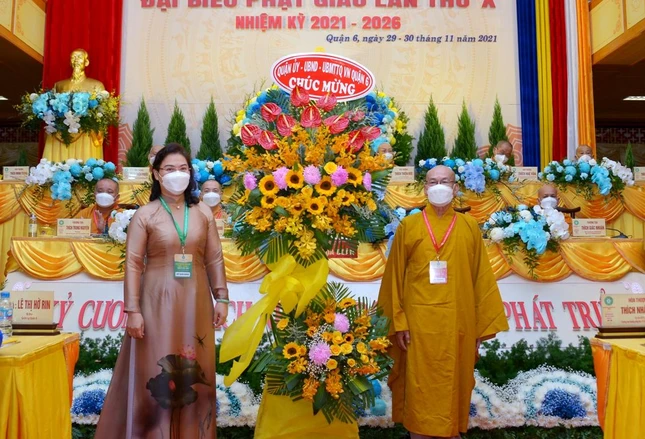 Bà Lê Thị Thanh Thảo, Chủ tịch UBND quận 6 đại diện chính quyền quận 6 tặng hoa chúc mừng