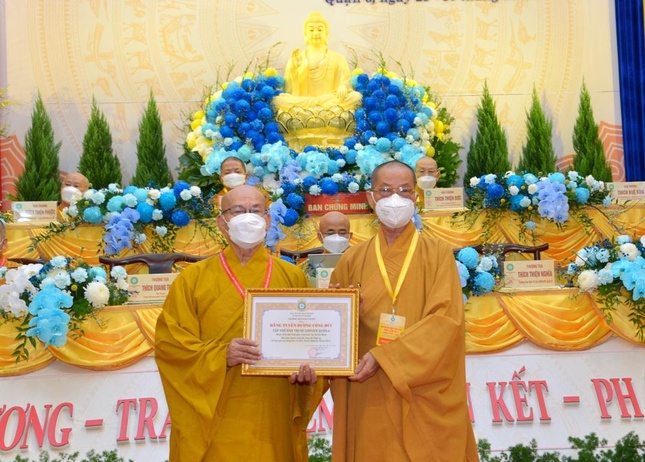 Hòa thượng Thích Huệ Văn trao Bằng tuyên dương công đức đến tập thể Ban Trị sự GHPGVN quận 6 nhiệm kỳ 2016-2021