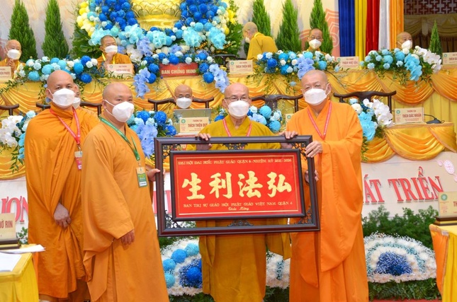 Khánh vàng chúc mừng đại hội