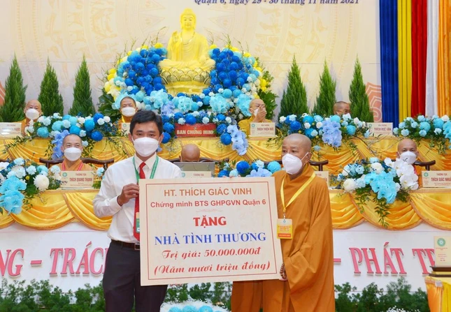 Ban Trị sự Phật giáo quận 6 tặng 2 căn nhà tình thương