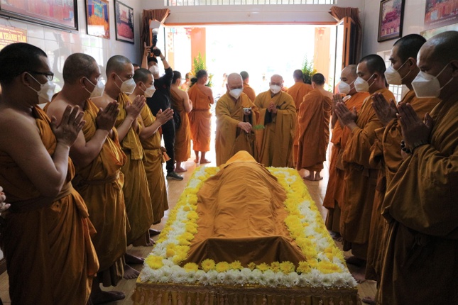 Chư tôn đức thực hiện các nghi thức lễ nhập kim quan