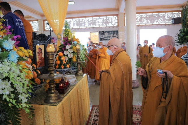 Trước Giác linh đài Trưởng lão Hòa thượng tân viên tịch