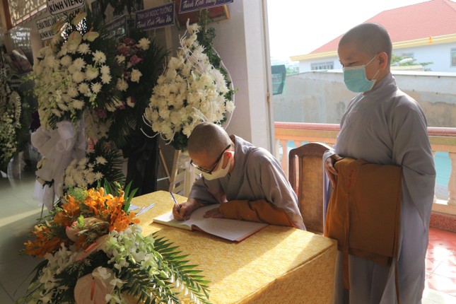 Các phái đoàn kính viếng ký sổ tang