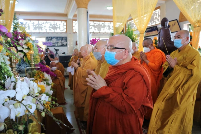 Chư tôn đức Hội đồng Chứng minh, Hội đồng Trị sự dâng hương tưởng niệm