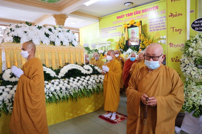 Chư tôn đức hữu nhiễu kim quan