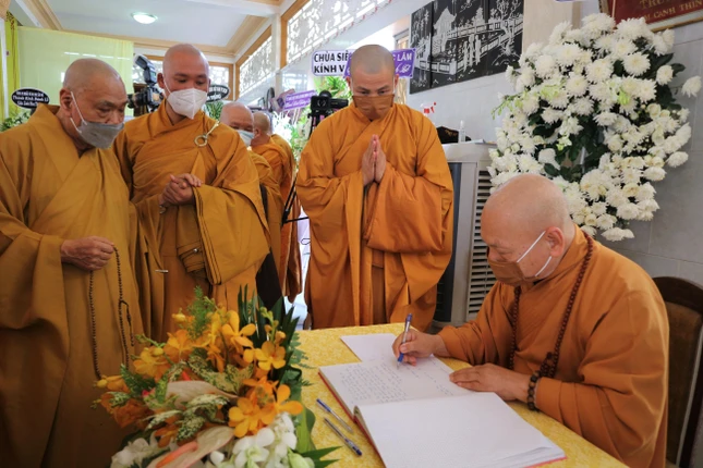 Chư tôn đức ký sổ tang lưu niệm