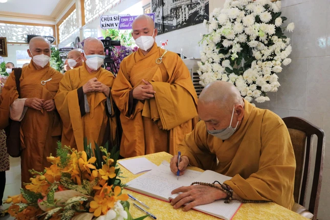 Ghi sổ tang tưởng niệm