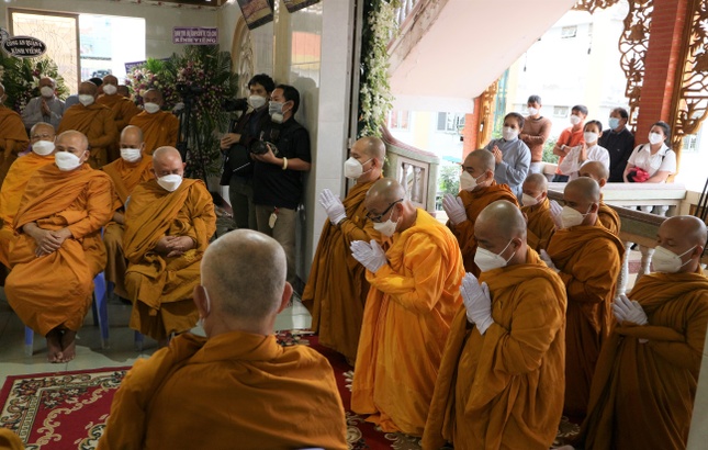 Môn đồ pháp quyến trước Giác linh đài