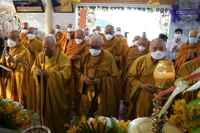 Chư tôn đức cử hành nghi thức niêm hương tưởng niệm Chư tôn đức cử hành nghi thức niêm hương tưởng niệm