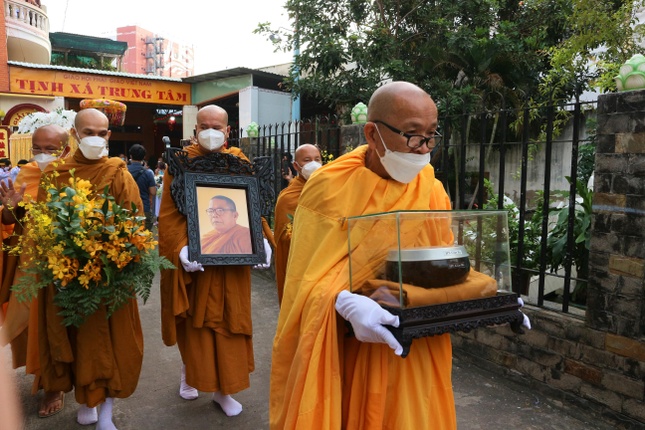 Cung thỉnh linh mô, y bát, di ảnh, kim quan cố Hòa thượng rời Giác linh đường
