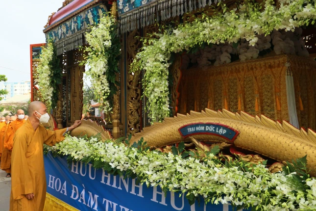 Chào từ biệt Chào từ biệt